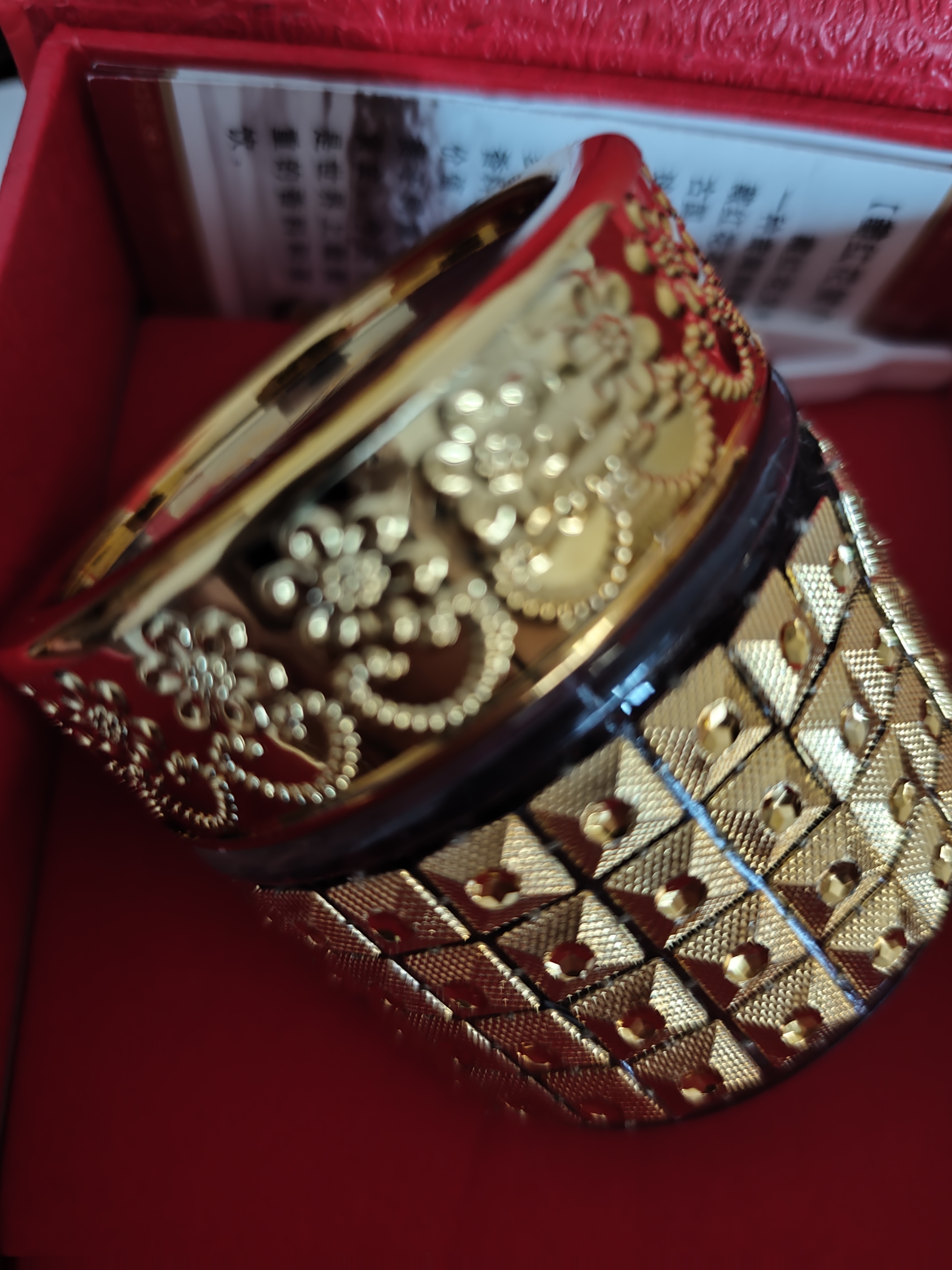 藏红花（西红花）核心功效是活血化瘀、凉血解毒、解郁安神，归心、肝经，味甘性平。